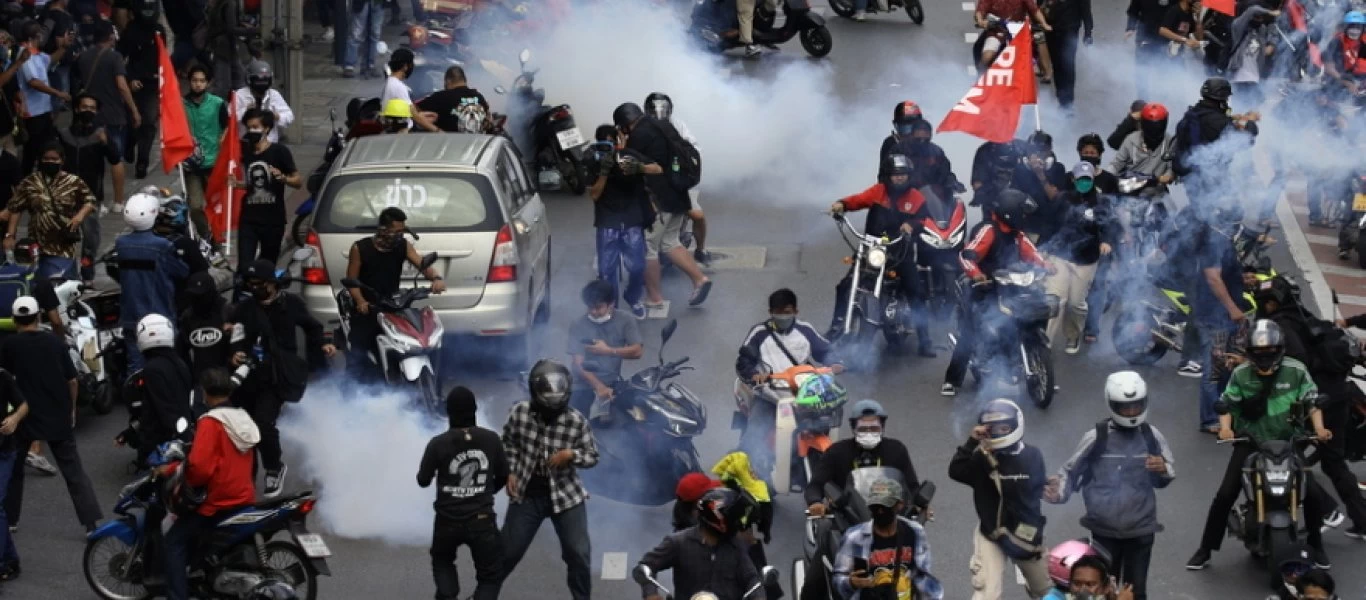 Ταϊλάνδη: Επεισόδια με αστυνομικούς σε αντικυβερνητικές διαδηλώσεις με χιλιάδες κόσμο (βίντεο)